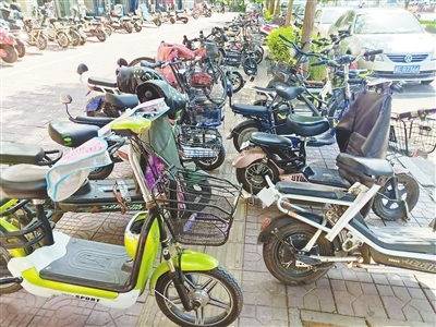 邢臺123:隨意停放機動車電動車、商家堆放雜物&hellip;記者走訪發現,市區多處盲道被占用